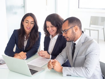 smiling-business-team-using-laptop (3)